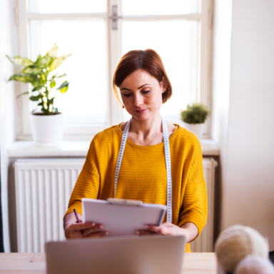 young-creative-woman-with-laptop-in-a-studio-a-sta-8QG5CDU.png